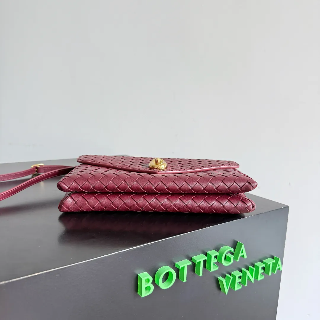 Batch 1660 BOTTEGA VENETA 2025 new product KNOT LOCK crossbody bag subverts the rigid lines of traditional tote bags, using drapey leather to create a three-dimensional silhouette that breathes. It has compartments and multiple card slots inside, making it a versatile commuter bag that can be used in various occasions. The details are full of exquisiteness, the casual retro color tone, and the upper body are full of elegance. Whether you are commuting or going out on the street, you can easily hold it. The two carrying methods of hand-carrying and long shoulder strap are very practical! At the same time, the shoulder strap is detachable, suitable for various dressing styles~ Whether it is a dinner party or daily commuting, it can be easily controlled and becomes your versatile tool❤️ Style number: 817191 Size: 25*16*5.5cm
